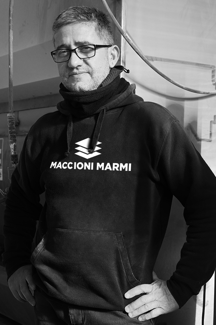 Giuliano Murgia operaio di Maccioni Marmi