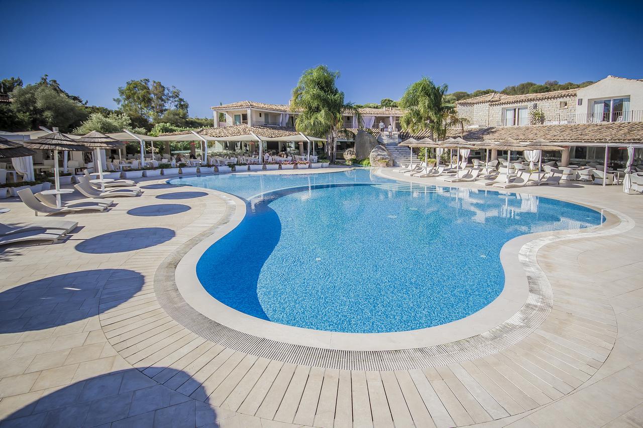 bordo piscina principale villas resort castiadas